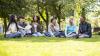 Estudiantes descansando en las zonas verdes del campus de la universidad
