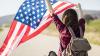 mujer con la bandera de estados unidos