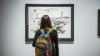 mujer viendo arte en una galeria