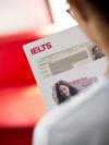 candidato leyendo hoja de IELTS